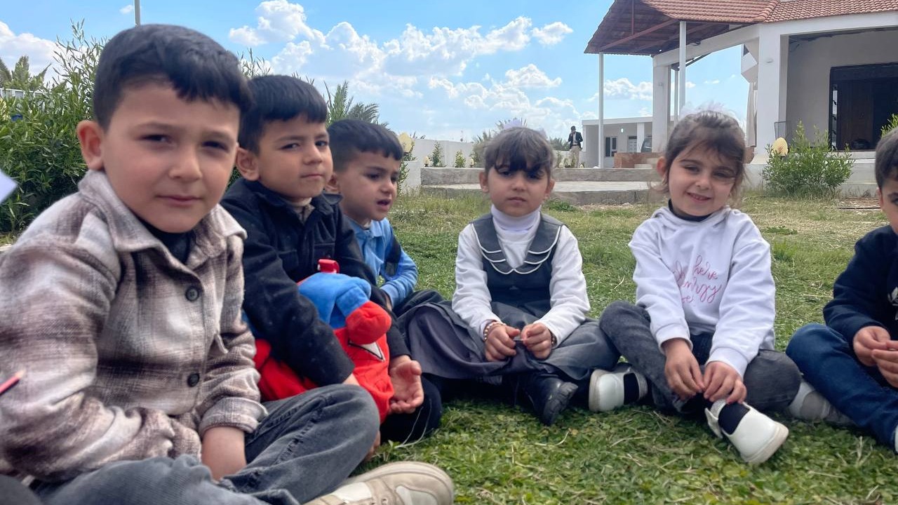 لە كەشێكی ئارام و سەوزاییدا